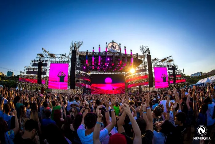 
    Bărbatula  fost găsit mort lângă o scenă a festivalului Neversea Foto: Facebook Neversea   