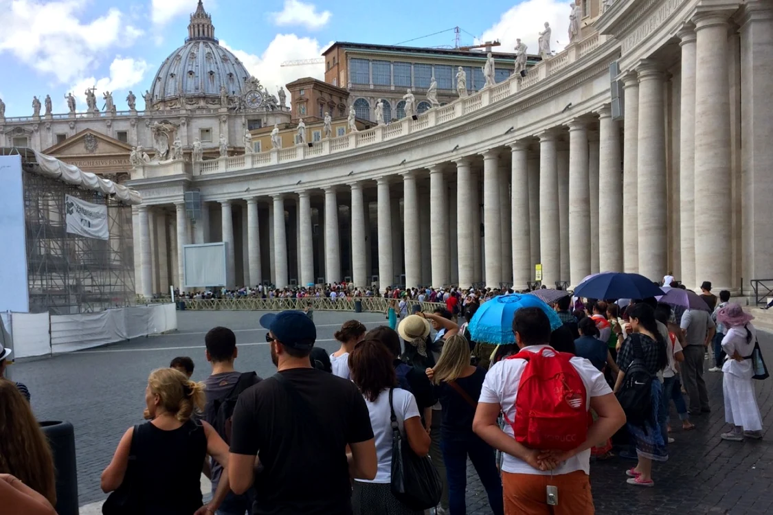 Turiştii care vor să viziteze Catedrala Sfântul Petru din Roma trebuie să stea la coadă, în medie, 1,5 ore/FOTO www.romewise.com