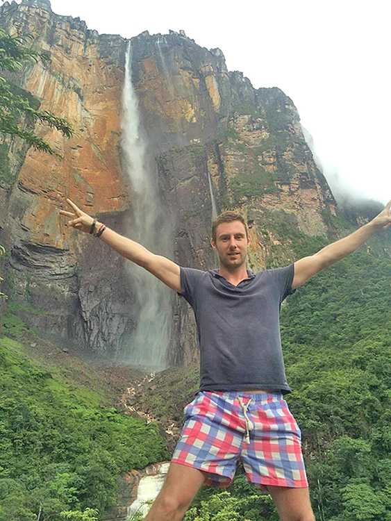 Johnny Ward e plătit cu 1.000 de dolari pe zi să stea în concediu