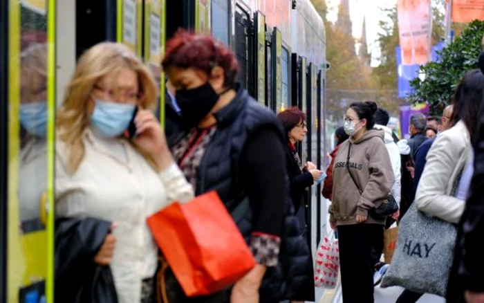 Masca purtată în exterior va fi prima dintre măsurile restrictive la care se va renunţa Foto: Arhivă