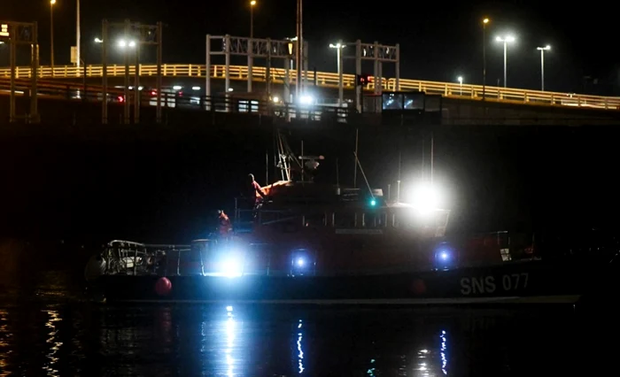 FOTO: AFP / O ambarcaţiune a organizaţiei franceze de salvare maritimă voluntară SNSM transportă cadavrele unor migranţi care sosesc în portul Calais - 24.11.2021