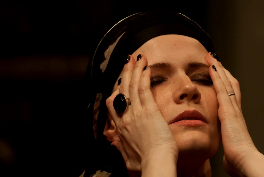 Imola Kezdi, în spectacolul lui Andrei Şerban, "Hedda Gabler", de la Teatrul Maghiar de Stat din Cluj