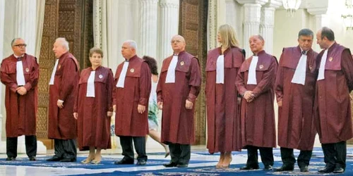 Judecătorii Curţii Constituţionale au luat ieri două decizii favorabile preşedintelui Băsescu  