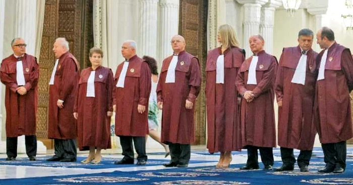 Judecătorii Curţii Constituţionale au luat ieri două decizii favorabile preşedintelui Băsescu
