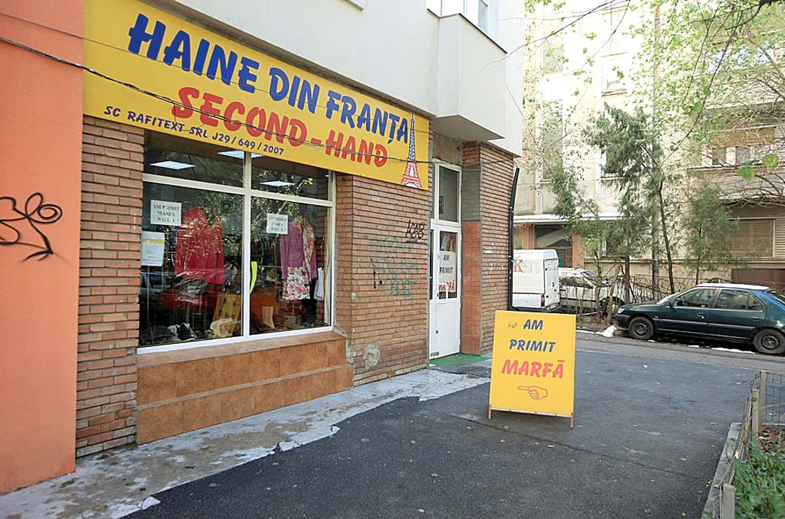Vizavi se află un alt loc cu haine la mâna a doua