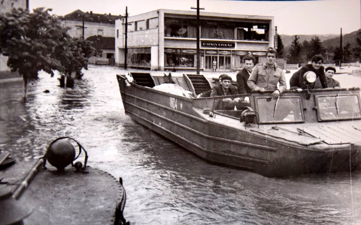 Râul Mureș, ieșit din matcă la Ilia în 1970. Foto: MCDR. Albumul „Exodul Apelor”,1970. Facebook