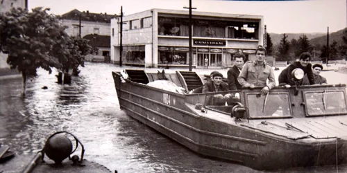 Râul Mureș, ieșit din matcă la Ilia în 1970. Foto: MCDR. Albumul Exodul Apelor 1970