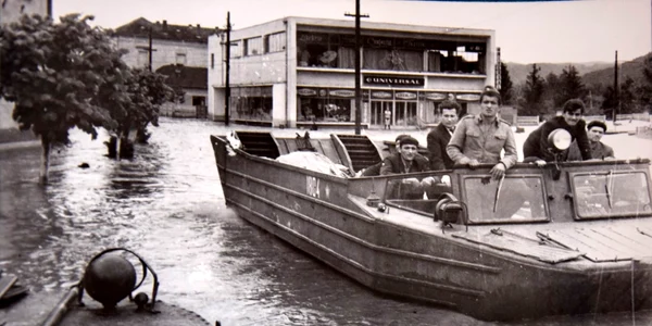 Râul Mureș, ieșit din matcă la Ilia în 1970. Foto: MCDR. Albumul Exodul Apelor 1970