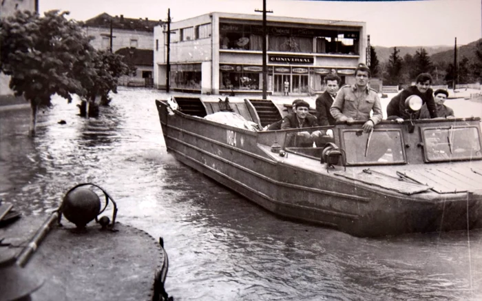 Râul Mureș, ieșit din matcă la Ilia în 1970. Foto: MCDR. Albumul „Exodul Apelor”,1970. Facebook