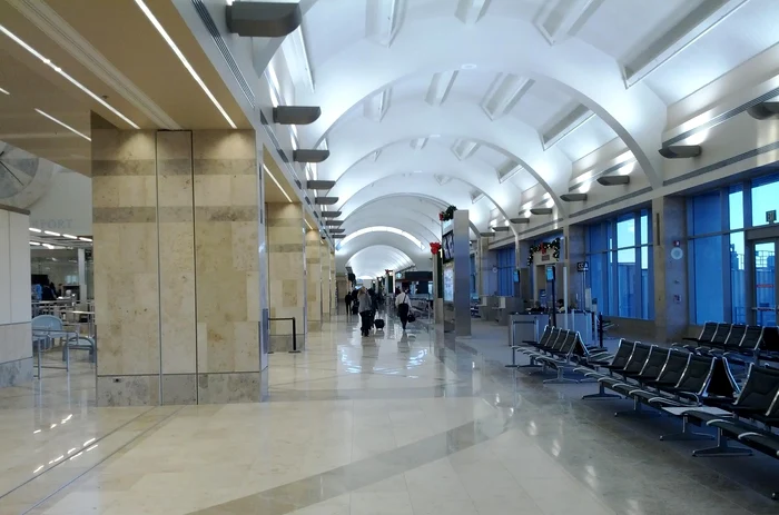 Un pensionar a vrut să se îmbarce într-un zbor din Tenerife cu soția moartă, într-un scaun cu rotile: „Avea o temperatură anormal de scăzută și nu respira”