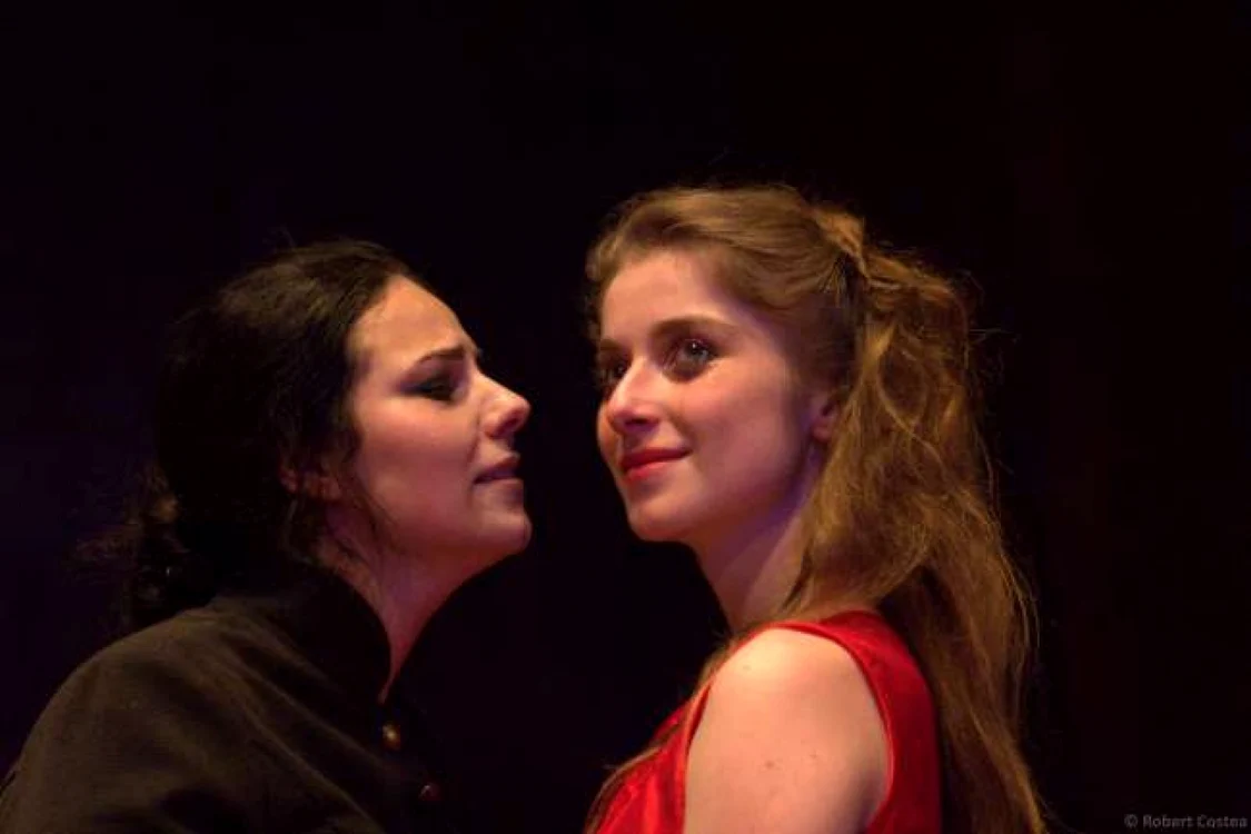 Actorii dau viaţă personajelor lui Camus, într-un decor de castel gotic,
 imaginat de Klara Labancz, pe acordurile  melodiei „Avant de mourir”, a
 lui Georges Boulanger, interpretată de maestrul Rudolf Fatyol. FOTO - Teatrul de Nord