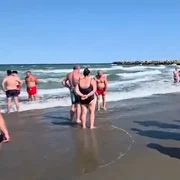 turisti scosi din mare de  jandarmi la Jupiter captura digi png