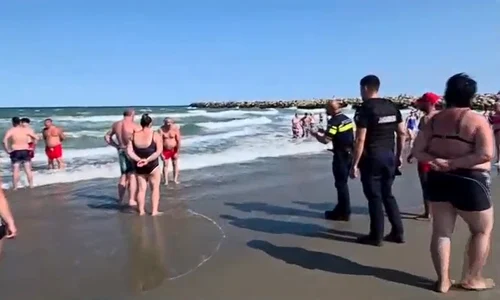 turisti scosi din mare de  jandarmi la Jupiter captura digi png