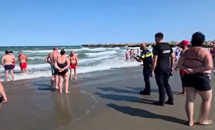 Jandarmii și polițiștii le-au cerut turiștilor sa iasă din mare. FOTO captură Digi24