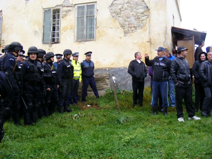 Tensiunile dintre greco catolici şi
ortodocşi au fost aplanate de către trupele de jandarmi. FOTO - gazetanord-vest.ro