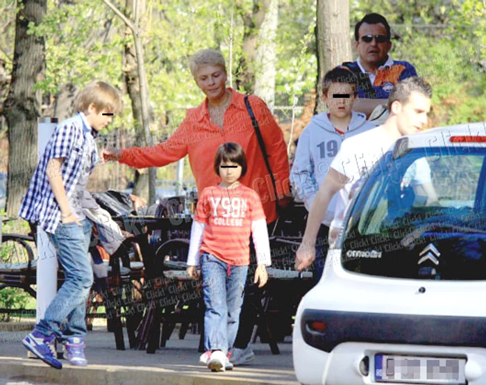 Maya, fetiţa lui Teo, s-a jucat în parc cu cei doi băieţi ai lui Constantin