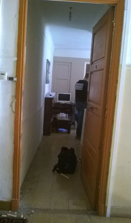 Polițiștii au percheziționat apartamentul atacatorului