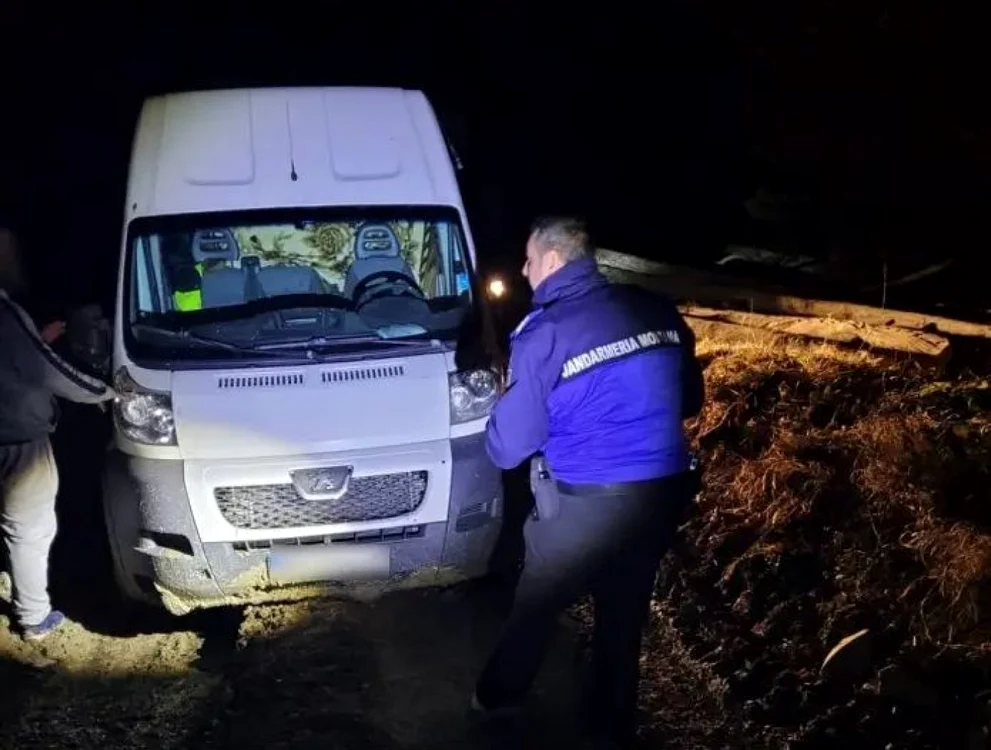 Jandarmii ll-au ajutat pe braşovean să îşi scoată maşina din şanţ FOTO IJJ Bacău