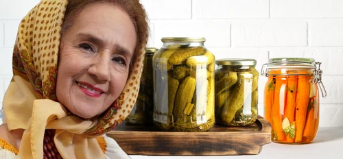 Sofia Vicoveanca pregătește conservele pentru iarnă