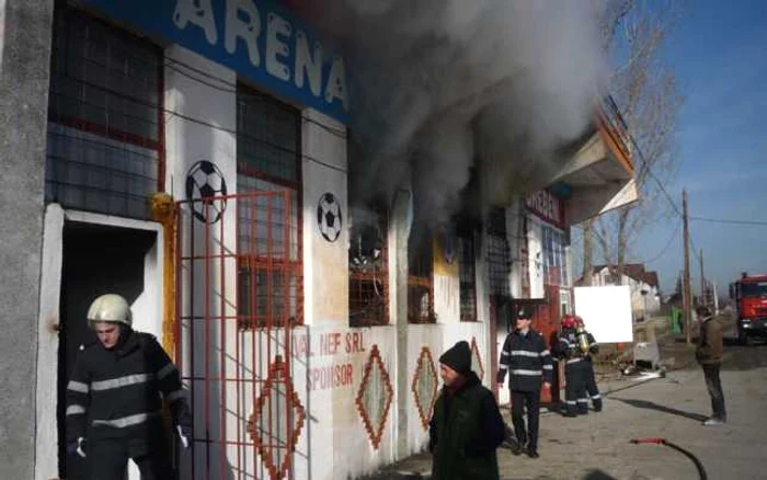 Pompierii au acţionat timp de aproape 40 de minute pentru a stinge incendiul...