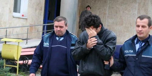 Foto arhivă - Cel care îşi spune “tată” a fost ridicat de poliţişti în cursul zilei de joi seară