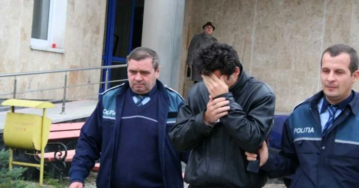 Foto arhivă - Cel care îşi spune “tată” a fost ridicat de poliţişti în cursul zilei de joi seară