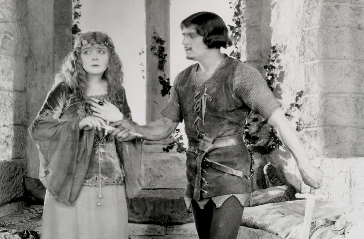 Douglas Fairbanks (Robin Hood) și Enid Bennett (Lady Marian). Scenă din filmul american „Robin Hood”, din 1922 (© United Artists / Wikimedia Commons)
