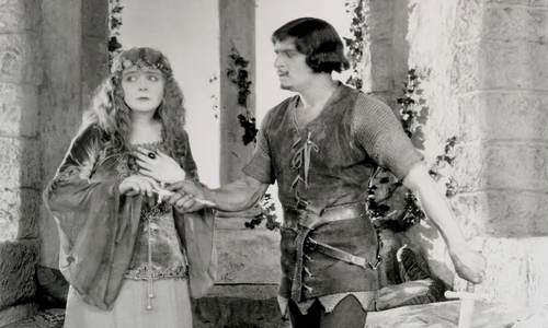 Douglas Fairbanks (Robin Hood) și Enid Bennett (Lady Marian). Scenă din filmul american „Robin Hood”, din 1922 (© United Artists / Wikimedia Commons)