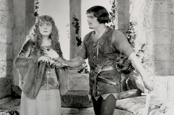 Douglas Fairbanks (Robin Hood) și Enid Bennett (Lady Marian). Scenă din filmul american „Robin Hood”, din 1922 (© United Artists / Wikimedia Commons)