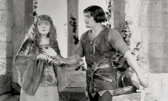 Douglas Fairbanks (Robin Hood) și Enid Bennett (Lady Marian). Scenă din filmul american „Robin Hood”, din 1922 (© United Artists / Wikimedia Commons)