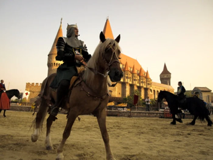 Hunedoara: VIDEO Zilele castelului – Curtea monumentului istoric a fost terenul ideal pentru turnirul cavalerilor