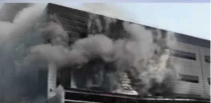 Incendiul a fost provocat de o explozie, potrivit primelor informaţii Captură YouTube