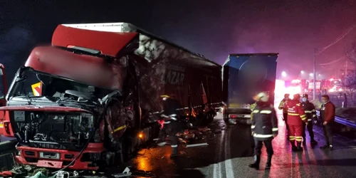 Accident rutier pe DN7 - E81 în Budeşi - Vâlcea - doi şoferi la spital în urma coliziunii dintre TIR-urile pe care le conduceau Foto Adevărul