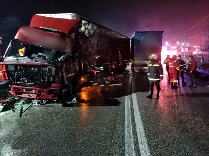 Accident rutier pe DN7 - E81 în Budeşi - Vâlcea - doi şoferi la spital în urma coliziunii dintre TIR-urile pe care le conduceau Foto Adevărul