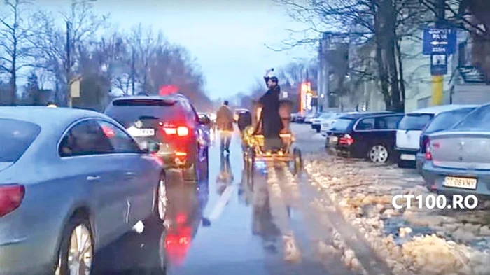 
    Preotul a stropit maşinile  cu Agheasma Mare  