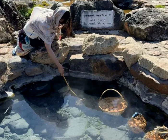 Un izvor termal din Thailanda, atracția turistică unde vizitatorii fierb ouă. Foto: X 