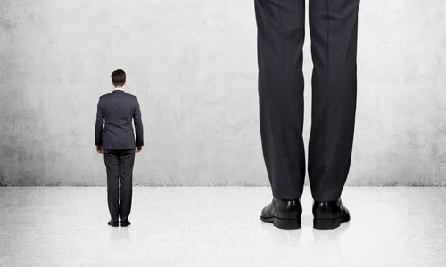 barbat inalt picioare lungi shutterstock 336345605 jpg