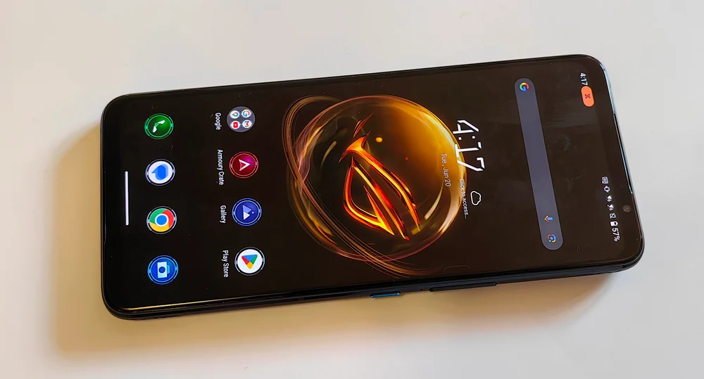 ASUS ROG Phone 7 Ultimate. FOTO Adrian Pogîngeanu