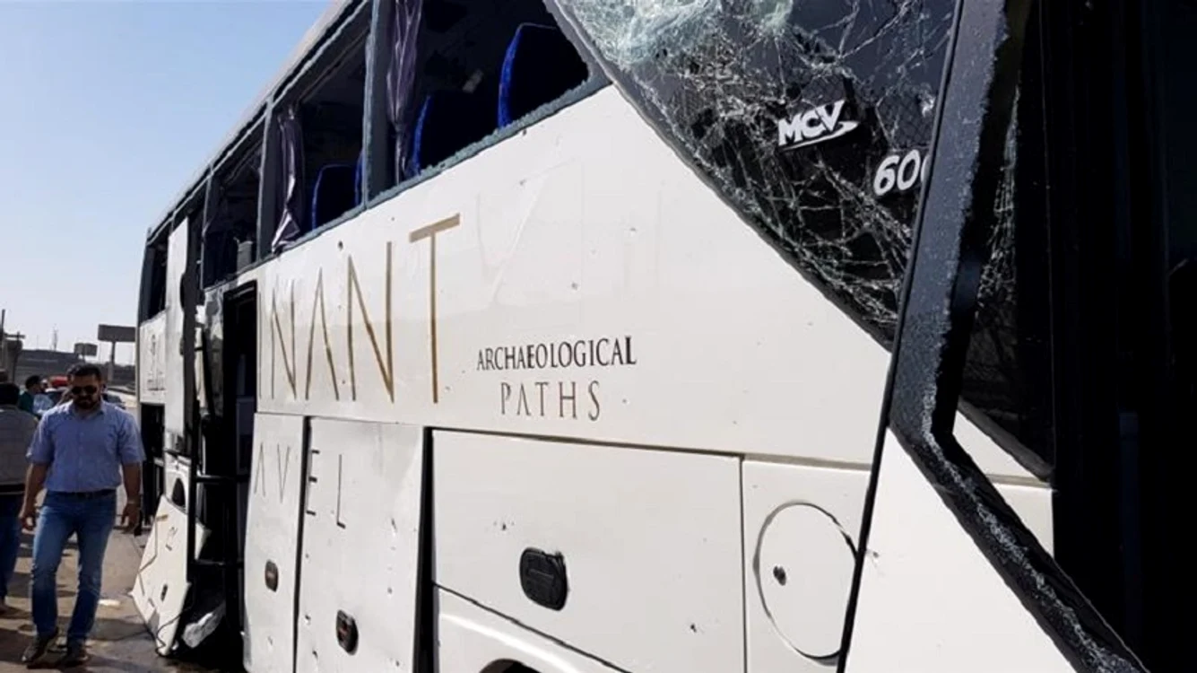 
    Cel puţin 17 persoane au fost rănite după explozia unei bombe care a vizat un autocar cu turişti, în apropierea piramidelor din GizaFoto Twitter  