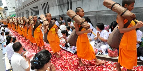 Calugari Budisti Thailanda Shutterstock