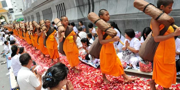 Calugari Budisti Thailanda Shutterstock