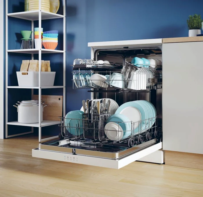 Mașină de spălat vase independentă plină de veselă și tacâmuri Sursă Candy jpg