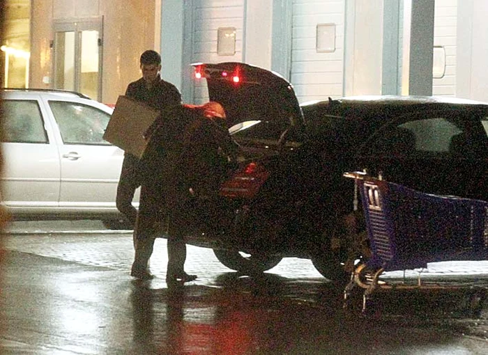 „Soacra” lui Marian Vanghelie cară sacoșe și prin ploaie pentru alesul Oanei