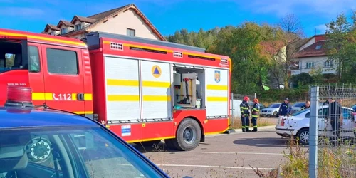 pompieri copil blocat masina jpg