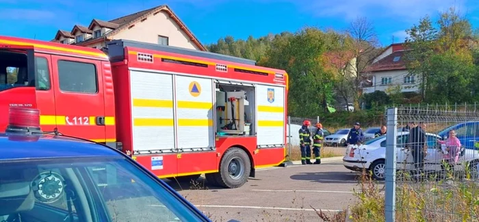 Pompierii au păzit copilul blocat în mașină FOTO: ISU Hunedoara