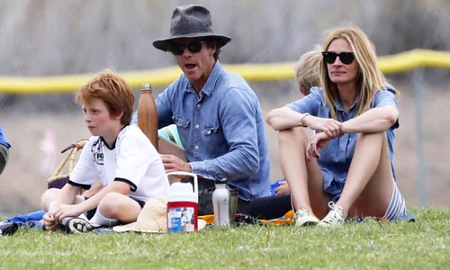 Exclusive    Julia Roberts & Danny Moder Enjoy Their Boy's Soccer Match   NO INTERNET USE WITHOUT PRIOR AGREEMENT jpeg