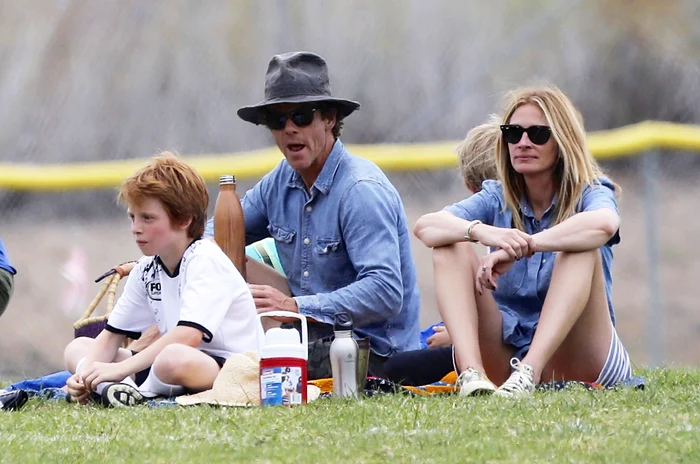 Exclusive Julia Roberts & Danny Moder Enjoy Their Boy's Soccer Match NO INTERNET USE WITHOUT PRIOR AGREEMENT jpeg