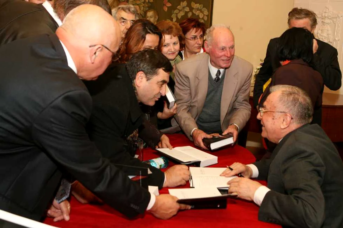 Ion Iliescu a fost asaltat de ieşeni