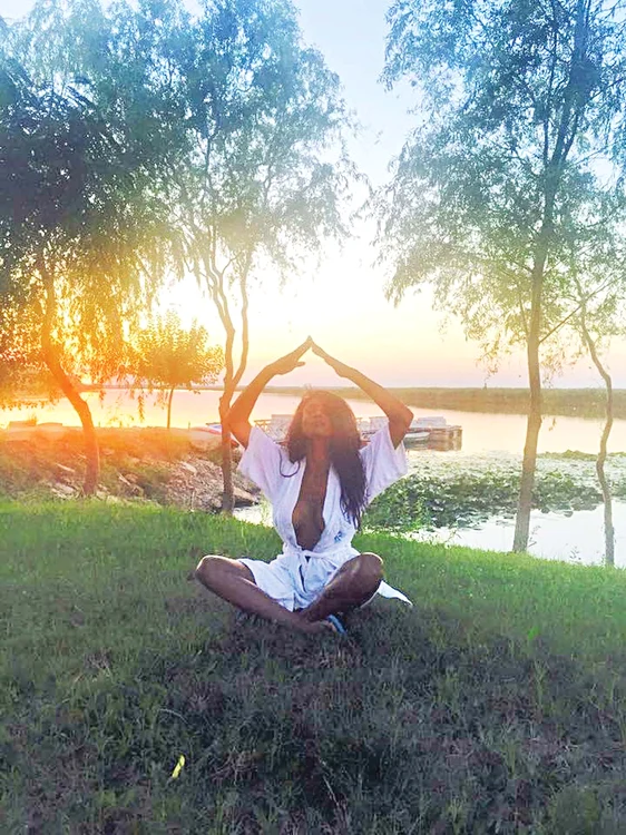 Laurette are un psihic mai bun de când practică yoga în mijlocul naturii