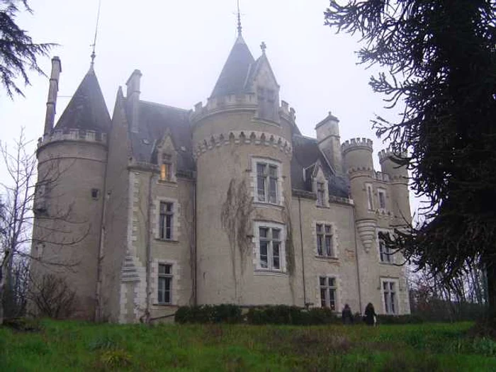 Castelul de la Fougeret foto commons.wikimedia.org